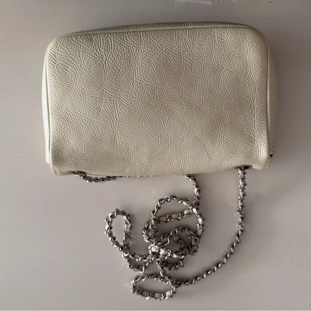 CHANEL Ivory Textured Clutch with Silver Chain - Picture 2 of 4